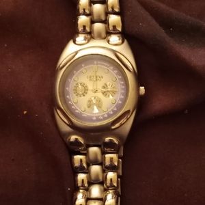 Geneva watch like new condition linked